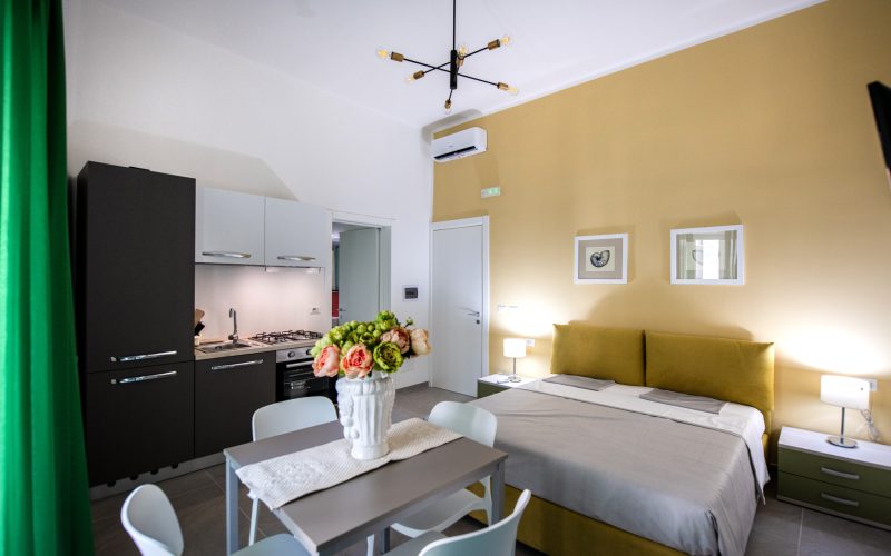 Professione Vacanze propone a Otranto "Casa Alice", nel cuore del paese a pochi metri dal centro storico e fronte spiaggia, offre comfort e benessere. Con una camera da letto con tv e aria condizionata, divano letto singolo, e angolo cottura, ospita fino a 3 persone. Dotata di aria condizionata, TV e lavatrice, è ideale per esplorare la città senza l'auto.