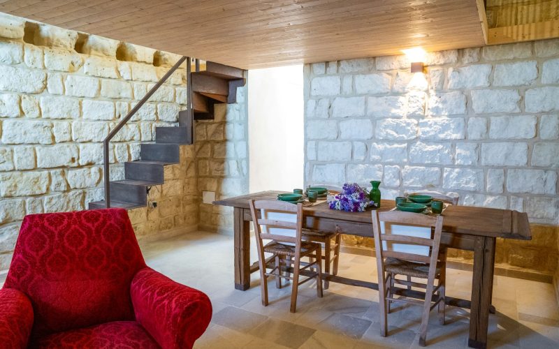 Professione Vacanze Otranto propone Casa Flavia situata al primo piano di una torre del 1590, Torre Primaldo, sapientemente ristrutturata per offrire il massimo del confort senza rinunciare al fascino della storia.