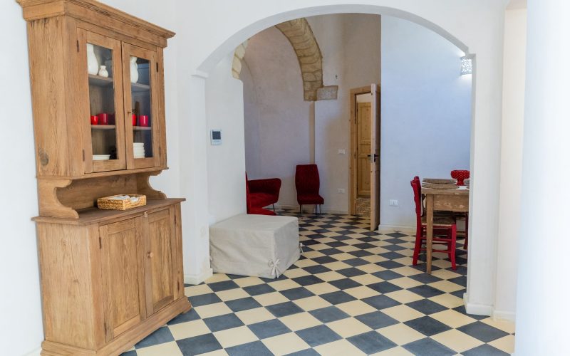 Professione Vacanza propone Casa Idrusa, una splendida casa vacanza situata al piano terra di un esclusivo complesso abitativo ricavato da un’affascinante torre del 1590, Torre Primaldo, sapientemente ristrutturata.